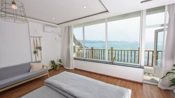 Luxury-Studio, 1 Schlafzimmer, Meerblick, Strandnähe | 1 Schlafzimmer, Schreibtisch, Verdunkelungsvorhänge, Zustellbetten