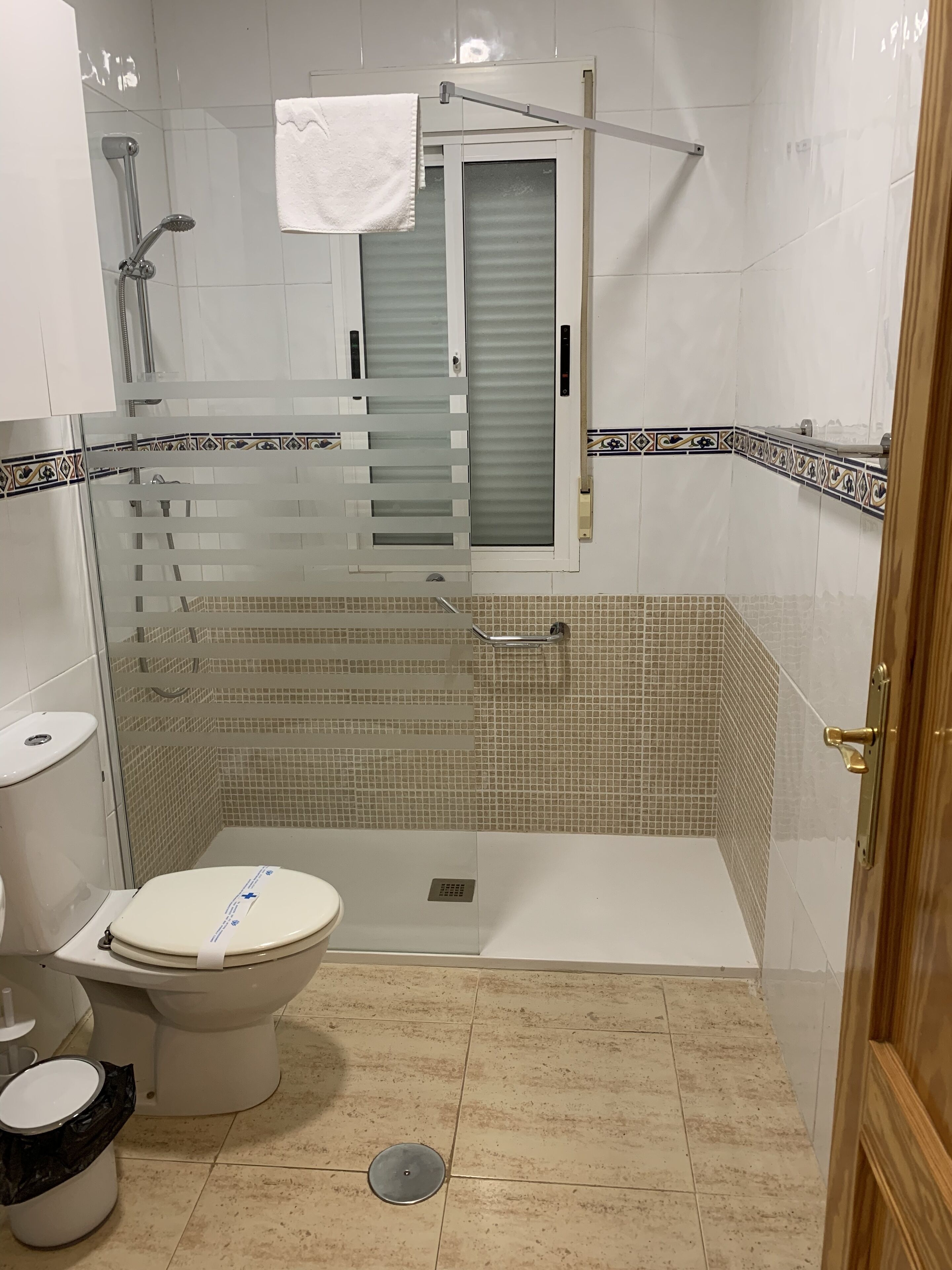 Un baño con inodoro, ducha y bañera.