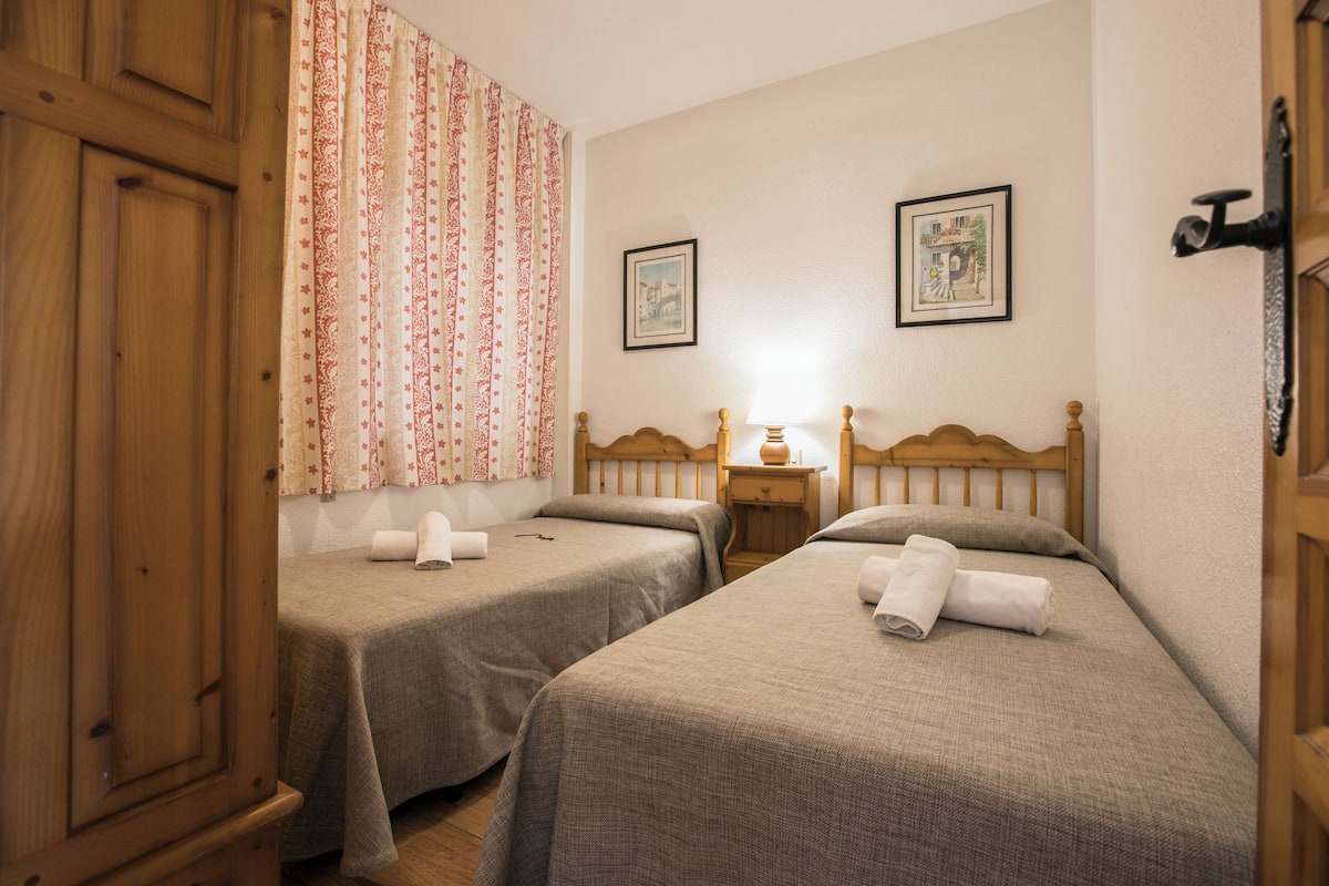 Iron/ironing board, WiFi (free), bed sheets