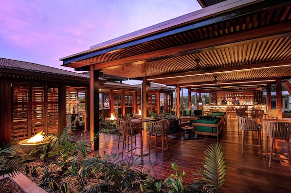 2 bars/lounges, rooftop bar