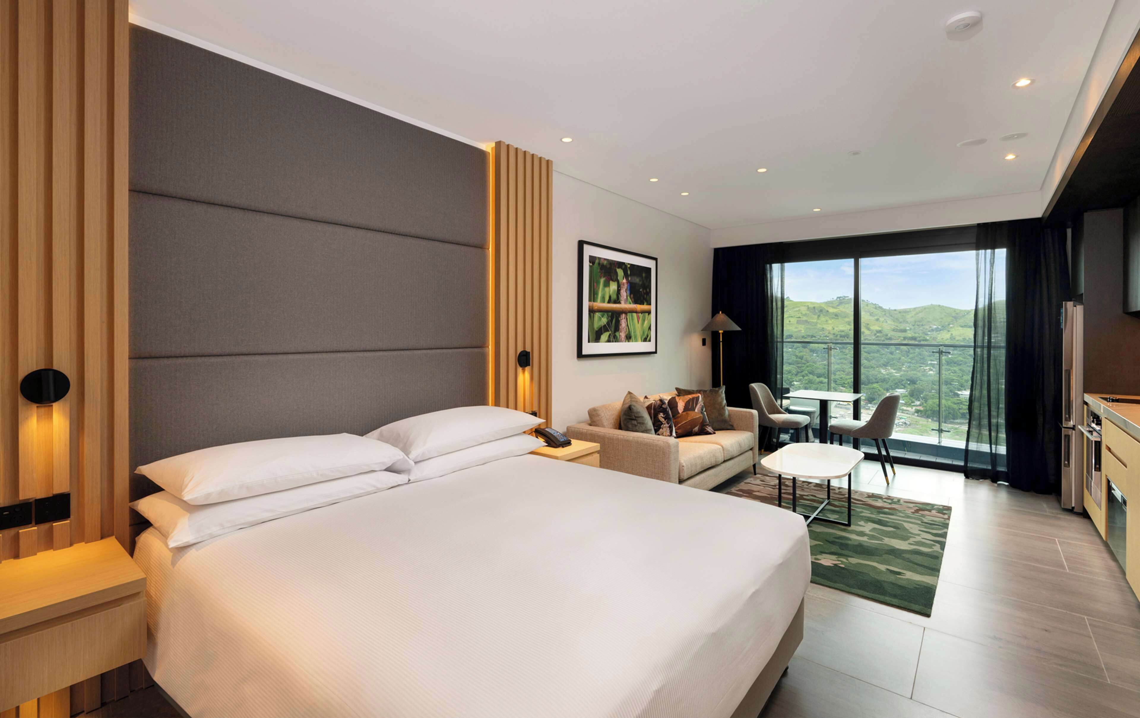 Estúdio, 1 cama King (King Studio Residence) | Área de estar | Smart TV 50 polegadas com canais a cabo, TV, dock para iPod