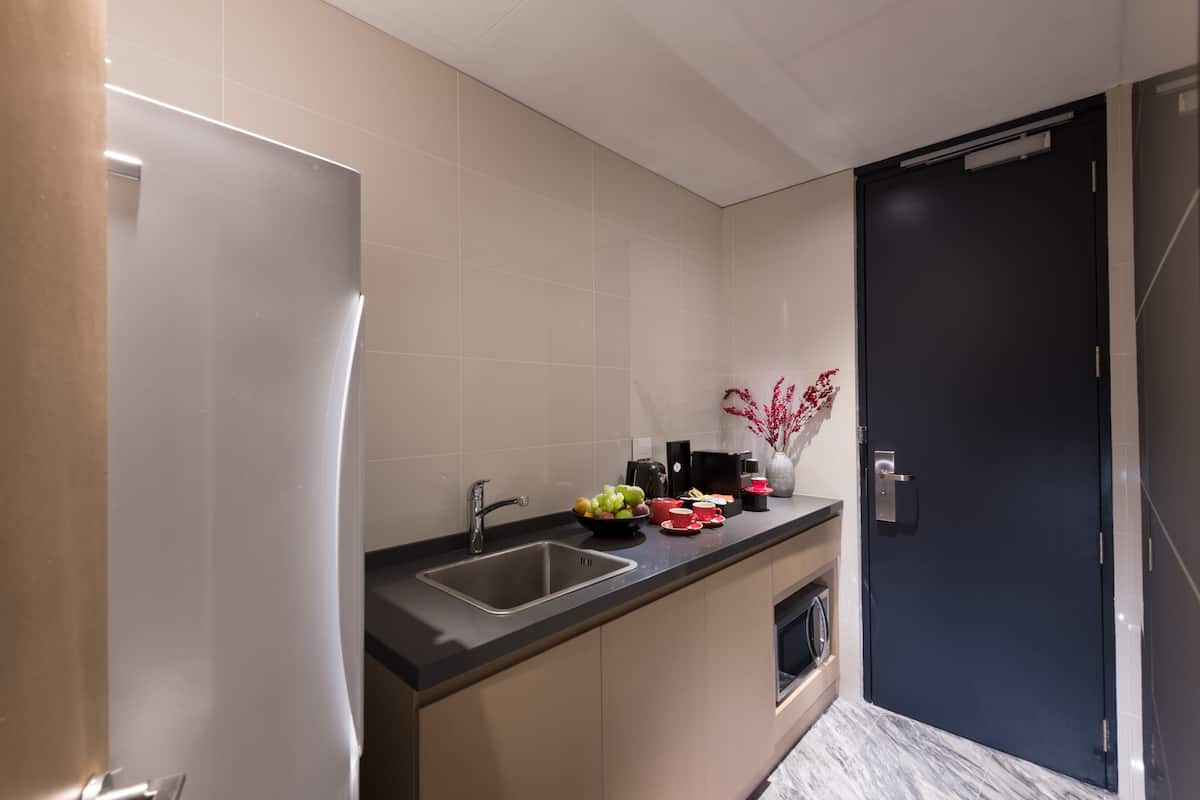 presidential suite, 1 king bed (chairman) | private kitchen | fridge, coffee/tea maker, electric kettle