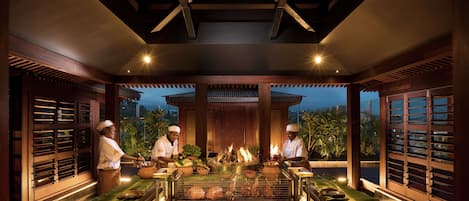 3 restaurants, spécialités Cuisine internationale