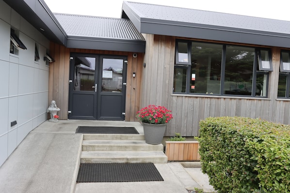 Front of property - Höfn HI Hostel (Höfn)