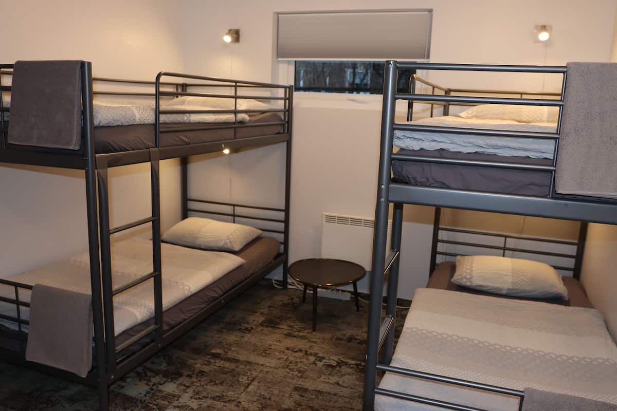 Neljän hengen huone, jaettu kylpyhuone (Basement) | Allergiatestatut vuodevaatteet, pimennysverhot, äänieristys