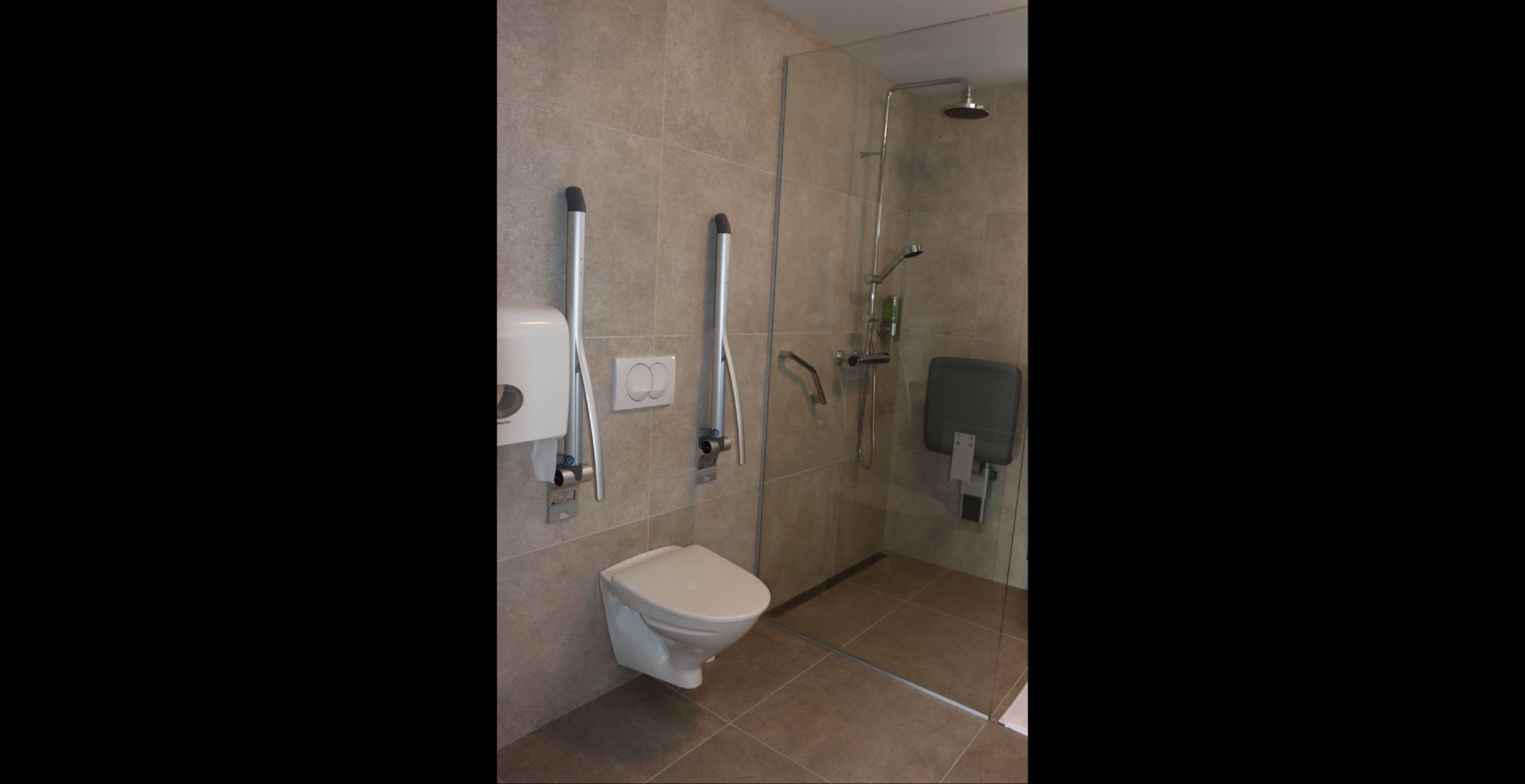 Ein modernes Badezimmer mit Toilette, Bidet und Dusche.