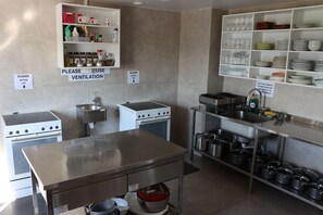 Fridge, microwave, oven, stovetop - Höfn HI Hostel (Höfn)