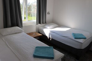 Chambre Triple, salle de bains commune | Literie hypoallergénique, rideaux occultants, chambres insonorisées