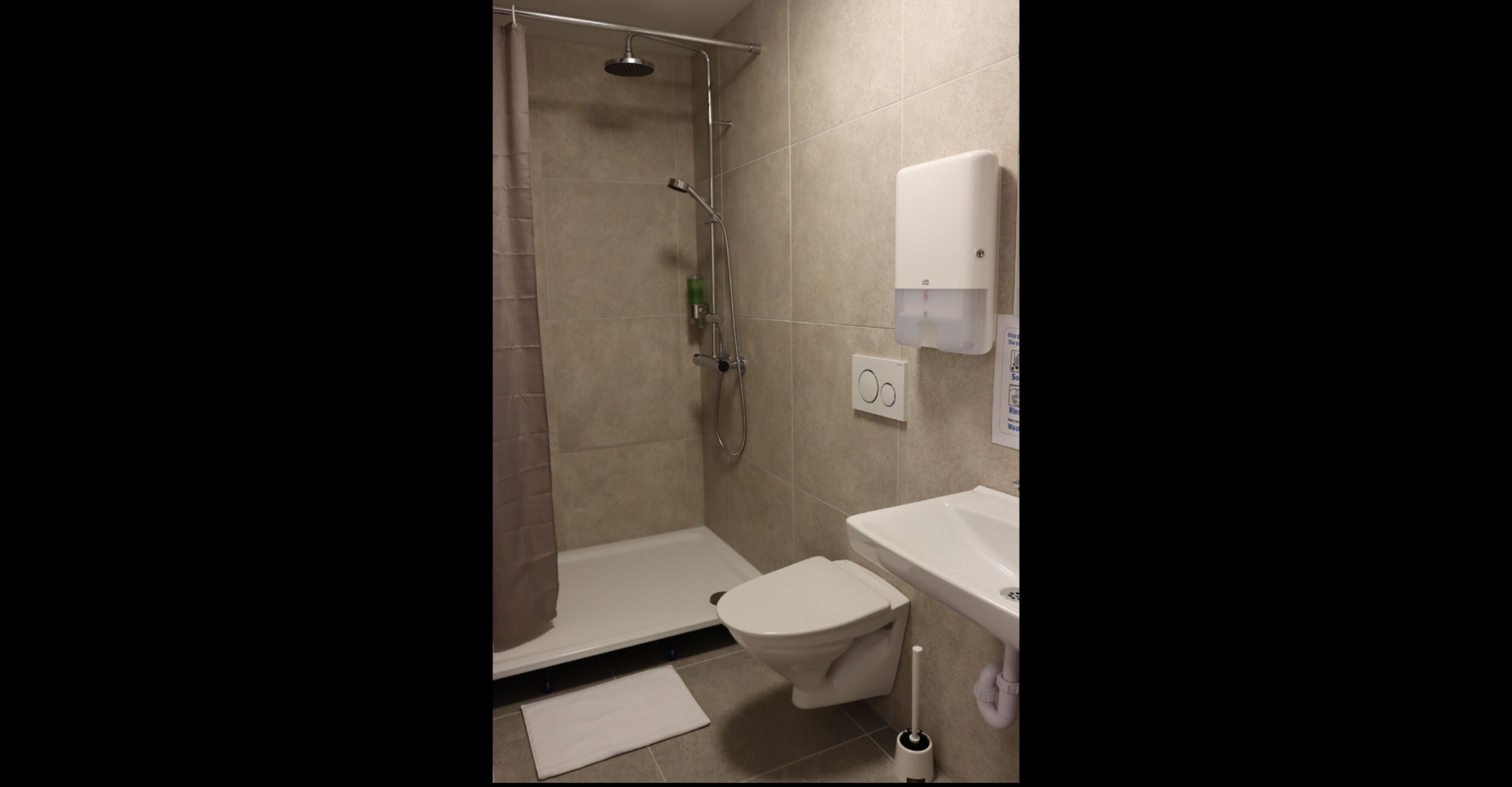 Un baño con ducha, inodoro y lavamanos.