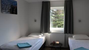 Habitación con 2 camas individuales, baño compartido | Ropa de cama hipoalergénica, cortinas opacas, sistema de insonorización