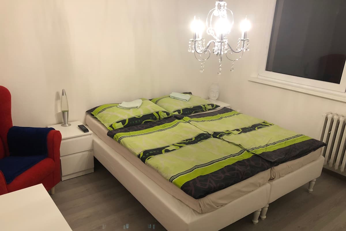 Escritorio, cortinas blackout y tabla de planchar con plancha