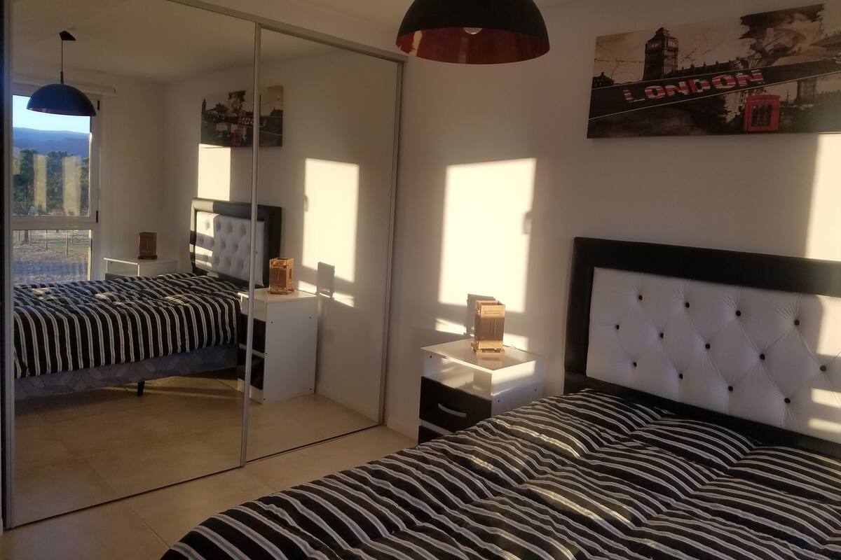 Departamento de diseñador, varias camas, cocina, junto a la montaña | 1 habitación, decoración personalizada, muebles diferentes y escritorio