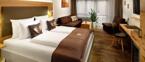 Hypo-allergenic bedding, minibar, in-room safe, desk