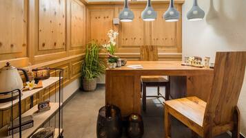 Sauna, Aromatherapie, Warmsteinmassagen, klassische Massagen