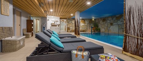 Kolam renang indoor, dengan kursi berjemur