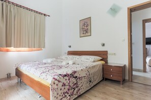 Appartamento, 1 camera da letto, balcone | Con stile personalizzato, una scrivania, ferro/asse da stiro