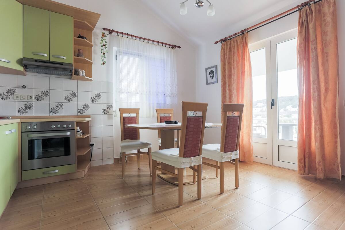 Apartment, 1 Bedroom, Balcony | Makan dalam bilik