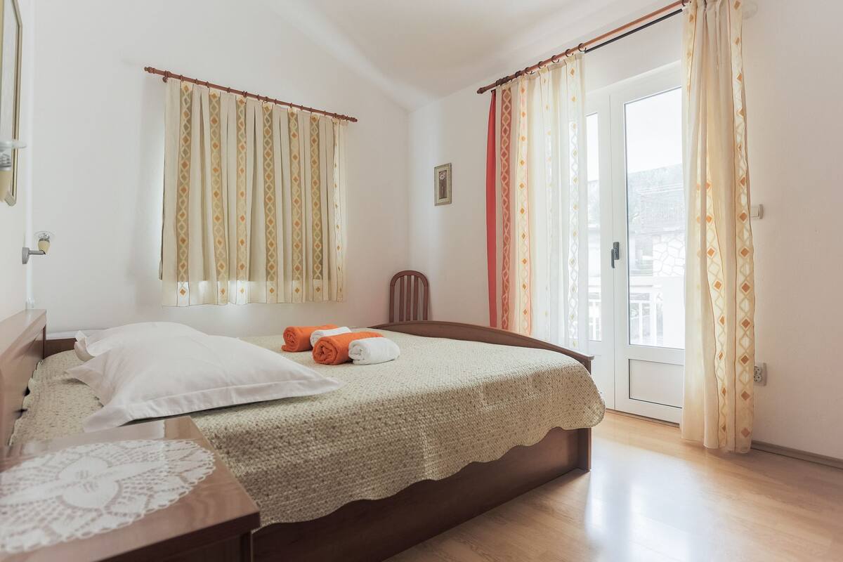 Comfort Apartment, Balcony | Meja, seterika/papan seterika, katil bayi/kot (percuma), Wi-fi percuma 