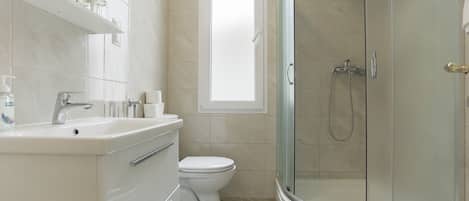 Apartment, Garden View | Bathroom | Shower, hair dryer, towels