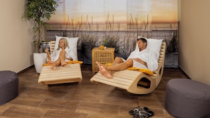 Two reclining chairs with a view of the beach and sunset. - Kurhotel Panland (Bad Fuessing)