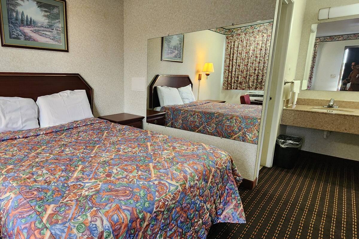 Premium bedding, desk, iron/ironing board, free WiFi