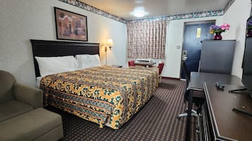 Premium bedding, desk, iron/ironing board, free WiFi