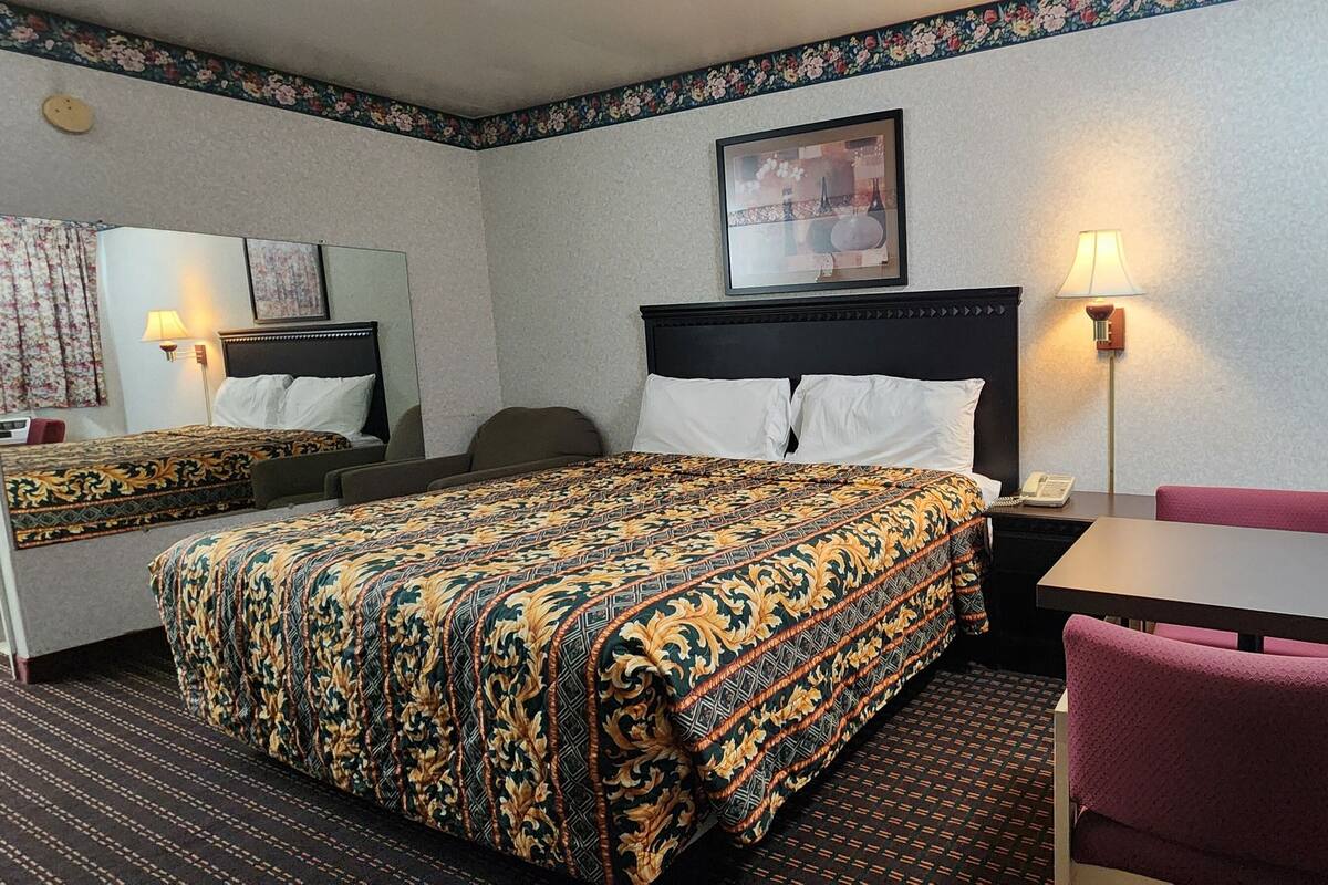 Premium bedding, desk, iron/ironing board, free WiFi