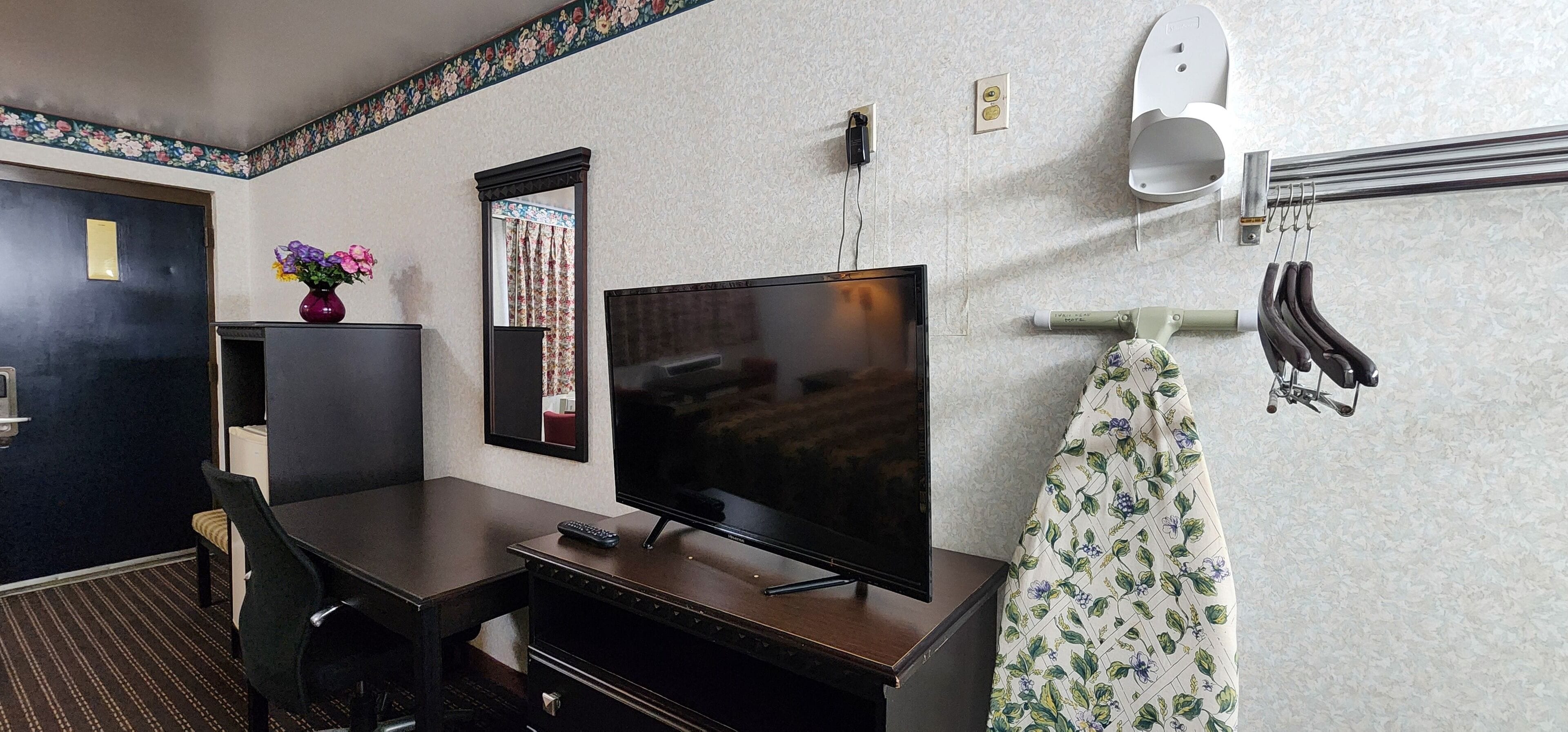 Literie de qualité supérieure, bureau, fer et planche à repasser