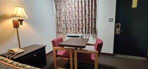 高档床上用品、办公桌、熨斗/熨衣板、免费 WiFi