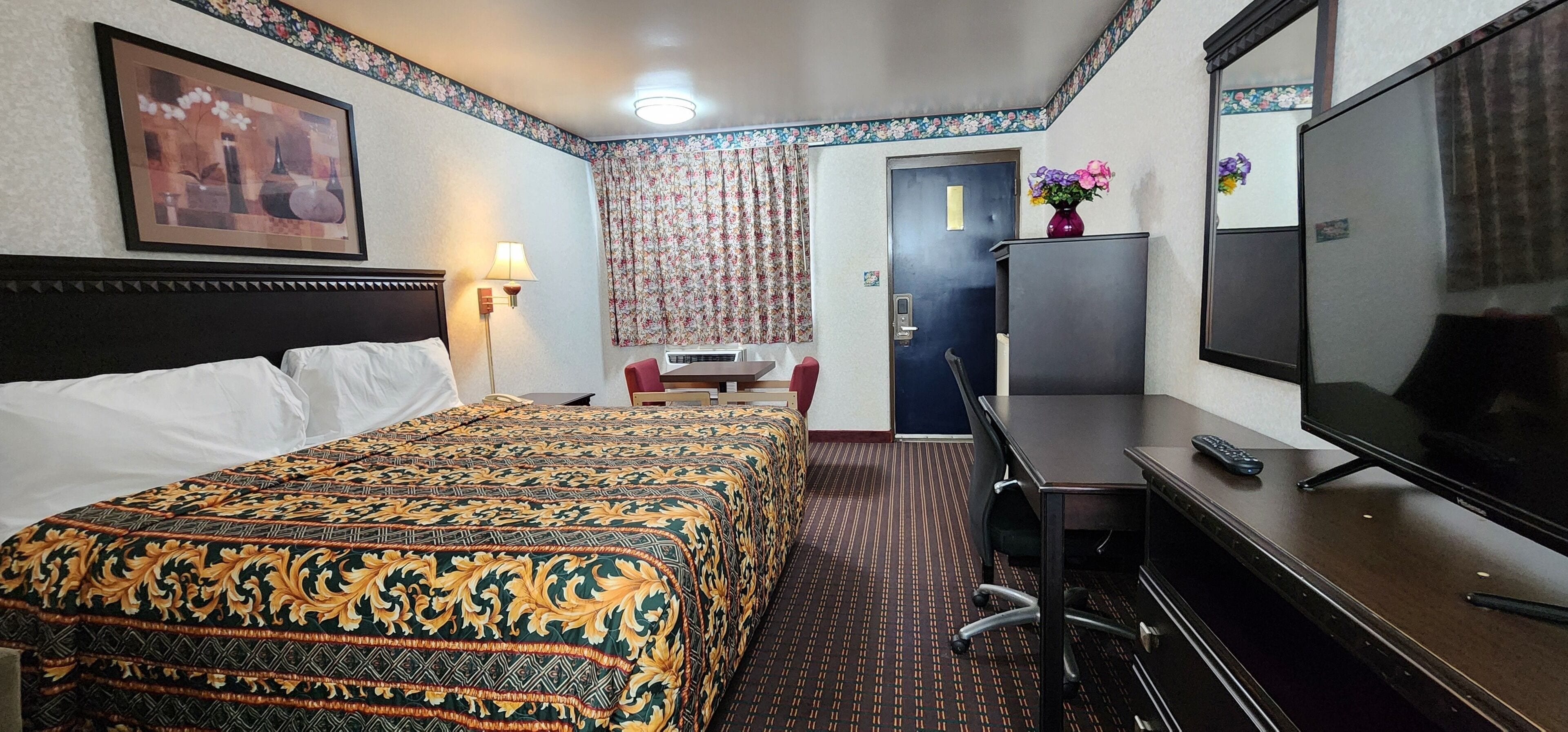 Premium bedding, desk, iron/ironing board, free WiFi