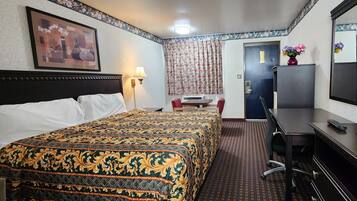 Premium bedding, desk, iron/ironing board, free WiFi