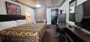 Premium bedding, desk, iron/ironing board, free WiFi - OYO Turnpike Motel (Richmond)