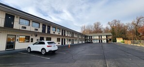 Exterior - OYO Turnpike Motel (Richmond)