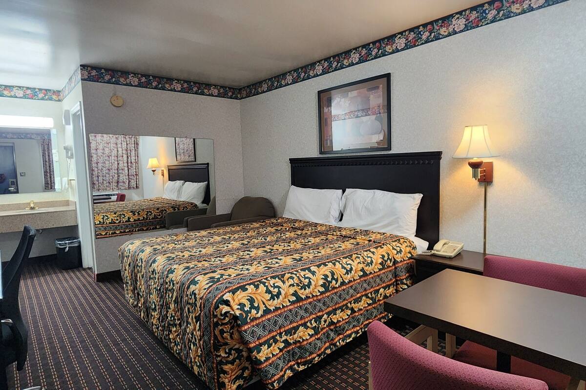 Premium bedding, desk, iron/ironing board, free WiFi