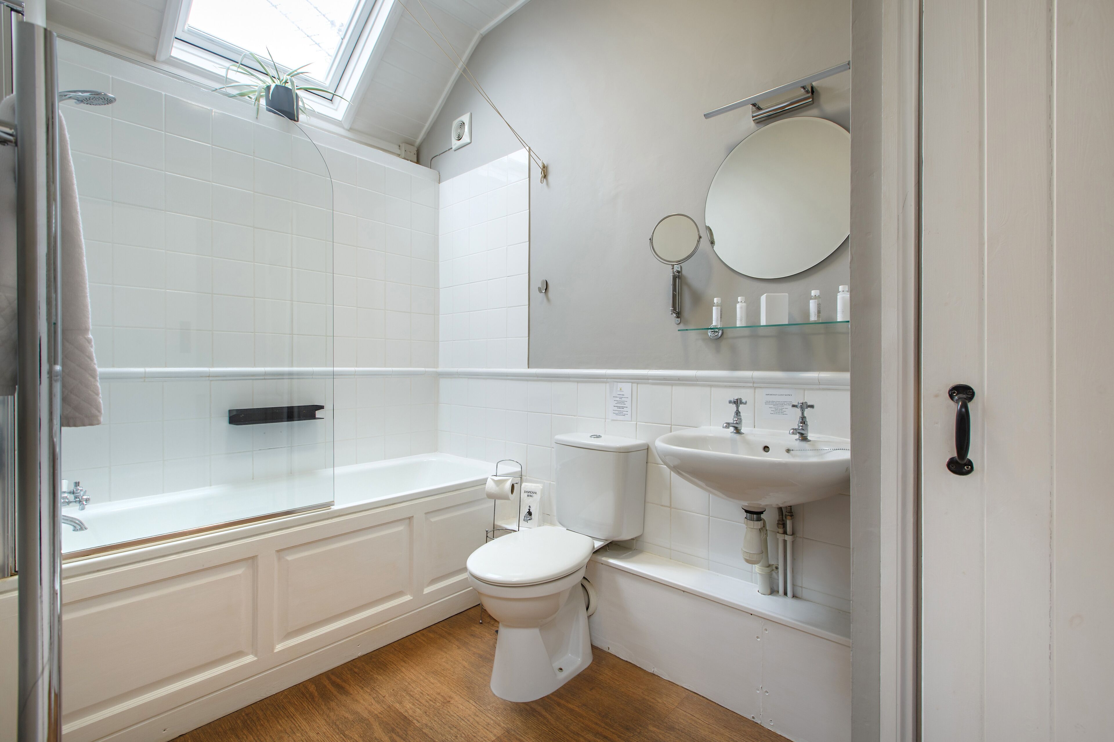 Un baño moderno con bañera, inodoro y lavamanos.