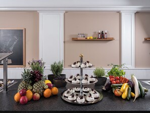 供應早餐及晚餐；本地及多國菜