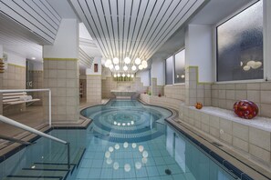 Indoor pool, a waterfall pool - Kurhotel Unter den Linden (Bad Fuessing)