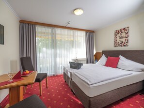 Desk, rollaway beds, free WiFi, bed sheets - Kurhotel Unter den Linden (Bad Fuessing)