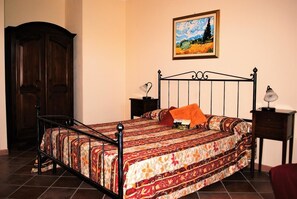 Apartment, 1 Bedroom | Desk, free cots/infant beds, rollaway beds, free WiFi