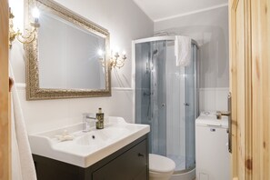 Studio Suite Comfort, 1 Tempat Tidur King, balkon, pemandangan kota | Kamar mandi | Shower, perlengkapan mandi gratis, pengering rambut, dan handuk