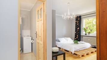 Comfort Studio Suite, 1 King Bed, Balcony, City View | Premium bedding, iron/ironing board, free cots/infant beds, free WiFi