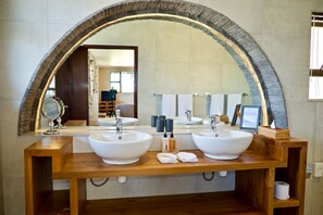 Room - Normarie's Guesthouse (Wilderness)