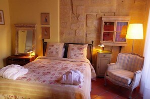 Comfort Double Room | Minibar, in-room safe, individually decorated, individually furnished