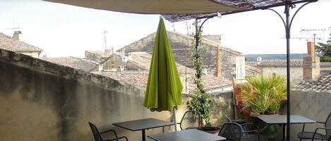 Breakfast, lunch, dinner served; local cuisine