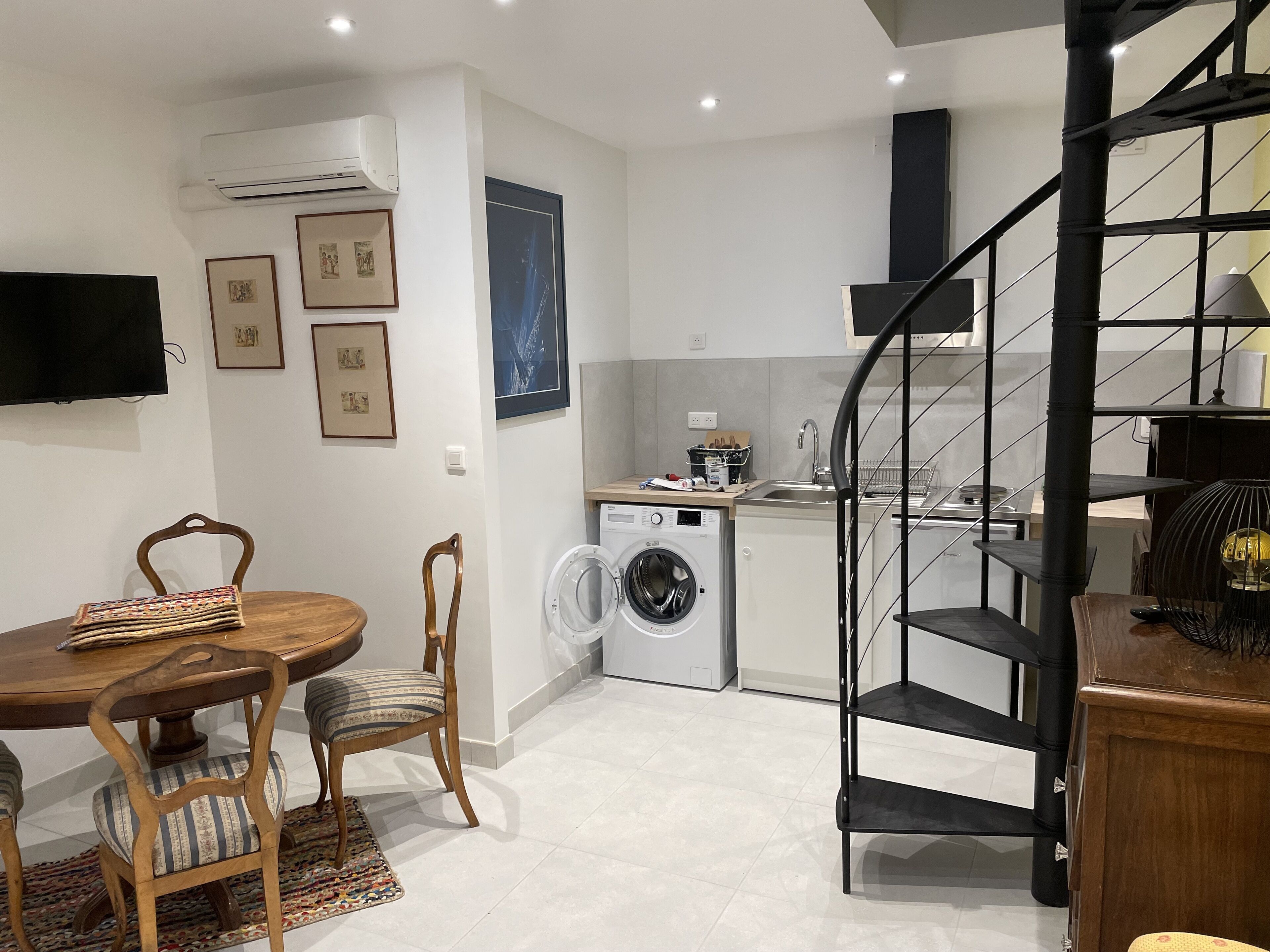 comfort apartment | living area | 17-cm flat-screen tv with cable channels, tv