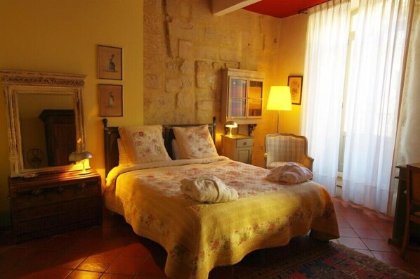 غرفة مزدوجة مريحة | ميني بار وخزنة داخل الغرفة وبديكورات فريدة لكل غرفة وطراز فريد لكل وحدة