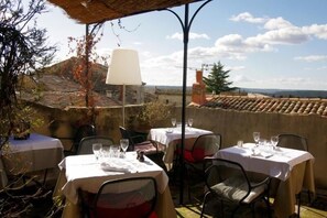 Petit déjeuner et déjeuner servis sur place, spécialités Cuisine locale