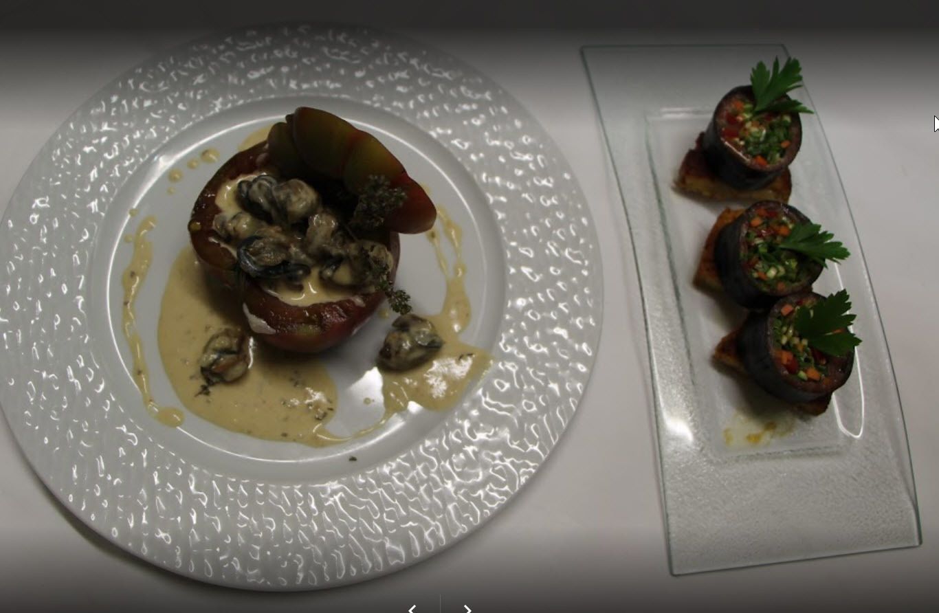 Un plato con un guiso de champiñones rellenos y un plato rectangular con tres champiñones rellenos adornados con perejil.