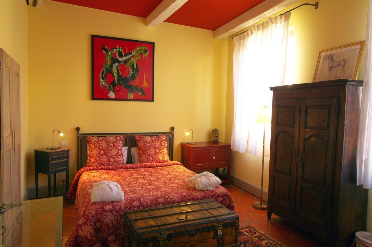 Minibar, caja de seguridad en la habitación y decoración personalizada 