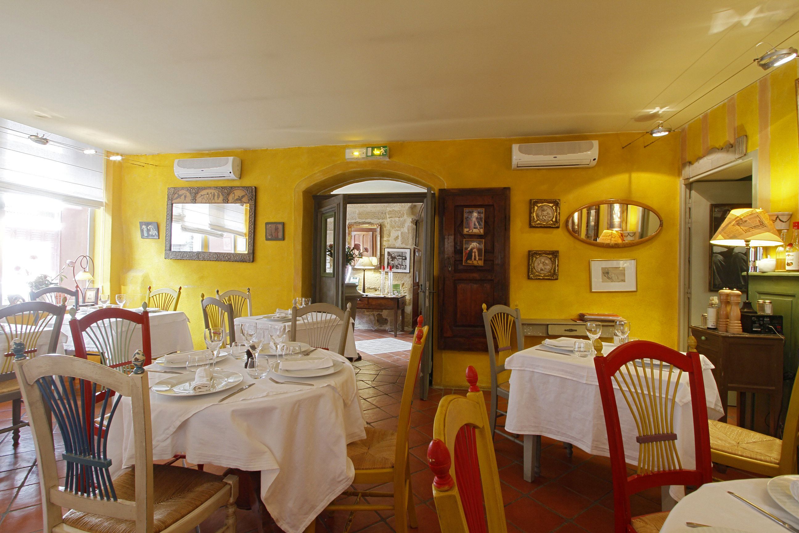 Serveert ontbijt, lunch, diner, lokale gerechten 